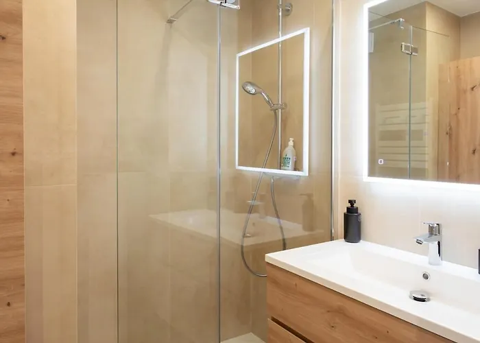 #41 Flat For 6, 3 Bdrs Parking Wifi 5mins Walk Tram T1 *