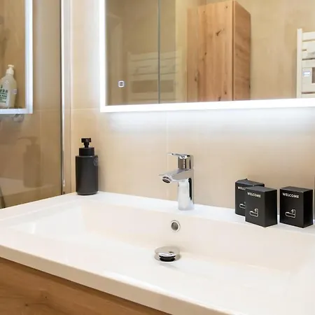 Apartment #41 Flat For 6, 3 Bdrs Parking Wifi 5mins Walk Tram T1 Nice