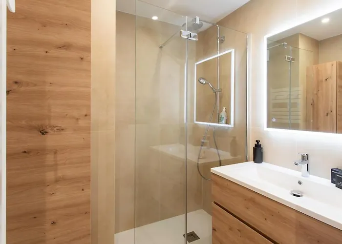 #41 Flat For 6, 3 Bdrs Parking Wifi 5mins Walk Tram T1