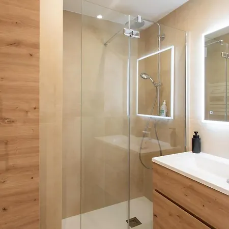 #41 Staywiz Us - Flat For 6, 3 Bdrs Parking Wifi 5mins Walk Tram T1