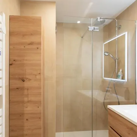 #41 Flat For 6, 3 Bdrs Parking Wifi 5mins Walk Tram T1 Apartament