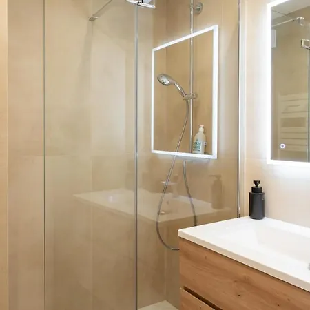 #41 Staywiz Us - Flat For 6, 3 Bdrs Parking Wifi 5mins Walk Tram T1 *