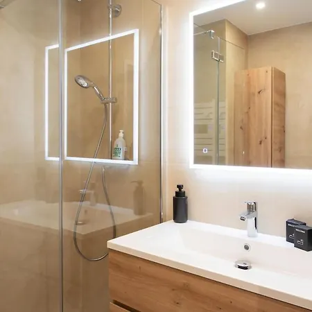 #41 Staywiz Us - Flat For 6, 3 Bdrs Parking Wifi 5mins Walk Tram T1 *